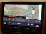 複数のカメラの映像をもとに、クルマを真上から見ているような映像をドライバーに提供し駐車をサポートする機能です。