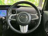 手元にオーディオ関連のスイッチを備え、運転姿勢を保ちながら操作しやすい配置です。握りやすい形状で、視線を前方に向けたまま使う場面にも配慮された、日常使いに便利な装備です。