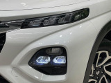 【LEDヘッドライト】悪天候や夜間走行時も良好な視界を確保し安心して運転できる高輝度LEDヘッドライトを装備!点灯速度が早く、消費電力も抑えられています。