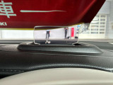 【ヘッドアップディスプレイ】ドライバーの視線上に必要な情報を表示出来るので、運転中にメーターパネルへの視線移動や焦点を調節することが少なくなり、安全運転に役立ちます☆