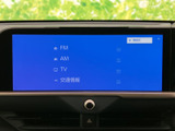 FM・AMやテレビ、交通情報などの選択肢が一覧で表示され、利用したい項目を見つけやすい画面です。停車中の操作時にも内容を把握しやすく、日々の移動に役立ちます。