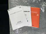 メンテナンスノート、取扱説明書です。 その車の整備記録が事細やかに記録されています。 車が生まれてから今までどのような道を歩んできたのか判るとても重要な物ですよ。