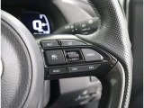 【レーダークルーズコントロール(追従機能付)】アクセルを踏まなくても、車間制御モードは、先行車に合わせた追従走行を行い、自動的に加速・減速・停止をします。定速制御モードは、一定の車速で走行できます