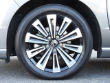 ★左前タイヤ★デザイン性と実用性と兼ね備えたホイールです!タイヤ詳細 205/55R17インチでタイヤの溝は、4mmございます。
