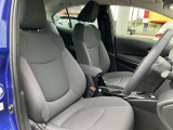 運転中の疲れも軽減!身体を包み込むような形状でホールド感のあるシート。しっかりと支えてくれるので長時間の運転も快適ですね。