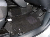 内装工程では、中古車を気持ちよくお乗りいただけるよう清掃しております。