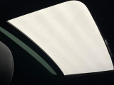 ●サンルーフ:開放感たっぷりの希少装備、サンルーフが装着されています!車内に明かりを取り入れたり景色を楽しむ以外にも、車内の空気も簡単に換気できて快適です!