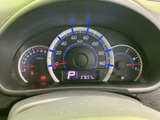 シンプルで視認性の高いメーター廻り。必要な情報をひと目で確認でき、安全運転をサポートします。青色バックライトが夜間の視認性を高めます。