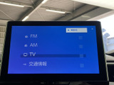 FM・AM・TVなどの項目が画面に並び、利用したい音声や情報を選びやすい構成です。交通情報も選択でき、通勤や休日のお出かけなど、日常の移動に活用できます。
