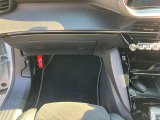 車検証ブック入りません!ドアポケットかトランクに積んでください。シート裏も収納できます。