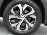 純正18インチアルミホイール。 タイヤサイズは225/60R18