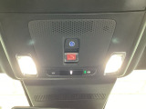 車内天井の赤い「SOS」ボタンは、事故・急病・危険を感じた際にワンプッシュでHonda緊急サポートセンターへつながる緊急通報機能です。