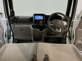 【前方視界】開放的な前方視界!運転がしやすく疲れにくいです♪窓が大きく、見通しがとっても良いおクルマですよ♪