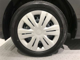 スポーティな印象を与える純正ホイールキャップです。どこまでも走っていきたくなるようなデザインですね♪