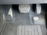 運転席のカーペットにスレによる破れがあります◇