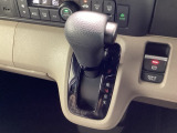 インパネシフトを採用しているので、前席の足元も広々としています。運転席と助手席の行き来もスムーズです!