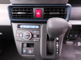 運転のしやすいインパネシフトです。運転席の足元も広くとても快適ですよ。