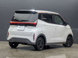 リアデザインもスタイリッシュな日産サクラ。先進的なLEDリアコンビネーションランプやスポイラーを装備し、後ろ姿まで上質で引き締まった印象を与えます。(75字)