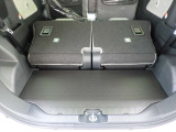 リヤシート背もたれを倒せば広い荷室になります