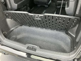 ラゲッジには1段下に収納スペースがございます。