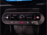 MINIの内装はとにかく『円』に拘ったデザインコンセプトが一目で伝わってきます。これほど円形に拘った車は他に御座いません。伝統のデザイン、トグルスイッチなど遊び心のある内装で御座います。