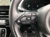【ステアリングスイッチ】左です。ステアリングから手を離さず、運転に集中したまま手元でマルチインフォメーションディスプレイの操作等ができます。