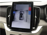 画面分割表示にも対応した360&deg;ビューカメラを搭載。狭い場所での取り回しも安心です。画面を分割することで、俯瞰画像と同時に車両前方または後方の180&deg;広角映像を表示することができます。