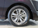 純正のアルミホイール装着車です。タイヤサイズは185/60R15です。