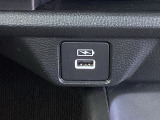 USBチャージャー付きで、スマホなどの充電が手軽に行えます。日常使いにうれしい装備です。