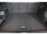 リアハッチドアが大きく開きますので、荷物の積み下ろしもしやすいです。トランクは広く、シートアレンジをすることで大きな荷物も乗ります。