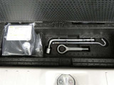 スペアタイヤレス車です。応急セットを搭載しております。