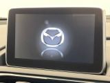 【マツダコネクト】車内の雰囲気にマッチした一体型タイプのディスプレイ。各種車輌設定やBluetooth再生等、様々な機能が楽しめます。専用SDカードのご購入で、ナビ機能も使用出来ます。