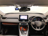 シンプルながら機能性あふれる運転席廻りです。視界性もよく、運転しやすいですよ。