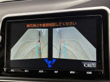 幅も大きいクルマなので、すれ違いも心配ですよね。バックカメラだけでなく、サイドカメラも装備しています。裏道のすれ違いの時なども、活躍してくれます。