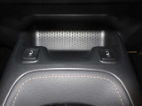 運転席・助手席の肩、腰、下肢にあたる部分を中心にヒーターを配置し、寒い日のドライブも快適です。(HI-LO切替付)