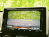 後方の映像に加えて距離の目安となるガイド線が表示され、駐車時の周囲確認をサポートします。画面内の案内も見やすく、車庫入れの際に活用いただけます。