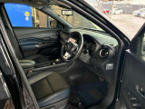 運転席には、シートリフターが付いております☆ 前後のスライドに加えシートの高さも変更出来ますのでどなてでも運転し易いポジションを取れます