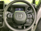 握りやすい形状に、左右それぞれの操作ボタンをまとめた実用的な仕様です。運転中も手元で扱いやすく、オーディオや各種機能の操作に便利にお使いいただけます。