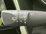 視界を確保するワイパーレバーは、雨天時でも安心して運転できます。操作も簡単で、雨量に応じて自動調整も可能です。
