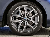 【BMWアロイホイル】軽量かつ強度に拘ったアロイホイル。走行性能ポテンシャルを引き出す設計。車の足元を引き締めてくれる大きなポイントはアロイホイルです。