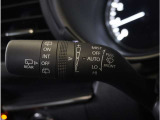 【オートワイパー機能】レバーをAUTOの位置にしているとき、レインセンサーが雨を感知すると、雨量に応じて、ワイパーが自動で作動します。