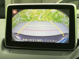 後方の様子とガイドラインを画面で確認でき、駐車時や車庫入れの際に便利です。周囲の安全確認を補助する装備として、後退時の目安をつかみやすくしてくれます。