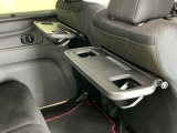 前席背面には格納式のテーブルも装備。食事やスマホ・タブレットでの動画視聴など様々な用途で活躍します。サイドにはちょっとした荷物がかけれる便利なコンビニフック付きです。