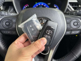 スマートキーを携帯していればキーを取り出さずにドアを施錠&解錠。クルマの始動も可能です。