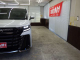当店では専任のメカニックが大切なお客様のお車を一台一台丁寧に整備いたします。自社認証工場にてリフトアップし下回りまでキッチリ検査いたします。