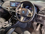 【ハンドル】ドライバーとBMW車の一体感がダイレクトに伝わるステアリングホイール。形状・太さへの拘りに加えて、操作性を高める為にスイッチ類も配置。クイックかつ安定のドライビングを体感下さい!