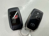 スマートキーをポケットやバッグに携帯していれば、キーを取り出すことなくドアハンドルを握り解錠、ドアハンドルのセンサーに触れるだけで施錠できます。