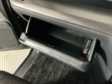 【グローブボックス】収納スペースが沢山あるので車内が散らからずに助かります。ちょっとした物を入れるのにいいですね♪
