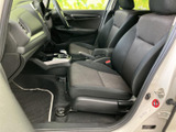 シンプルで機能的な内装は、使いやすさを追求。運転に必要な情報を視認しやすく、操作もスムーズに行えます。快適な空間です。