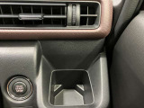 【運転席ドリンクホルダー】使いやすさに配慮したドリンクホルダー